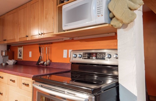 Shawnigan Lake Apartment | Spacious character suite! Close to local private schools, dining and more!