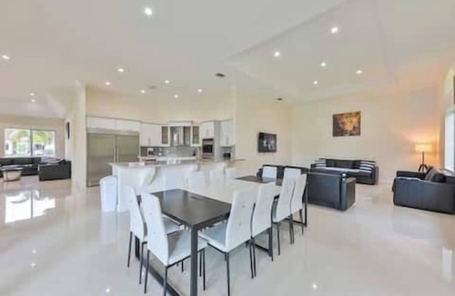 Davie House | Spacious Davie Villa to Watch World Cup