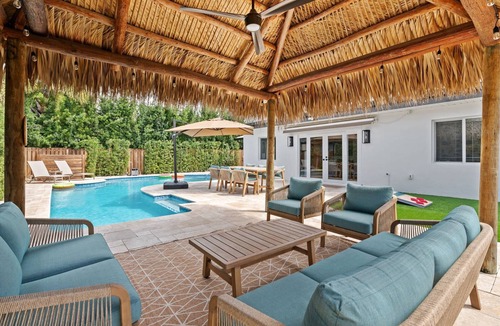 Central Fort Lauderdale House | Spacious Designer 4BR Pool Home Near Beach | BBQ & Games