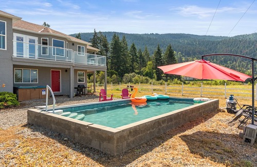 Vernon House | Spacious family home surrounded by mountains, orchards and walking trails.
