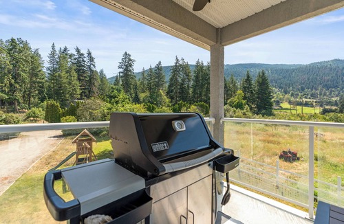 Vernon House | Spacious family home surrounded by mountains, orchards and walking trails.