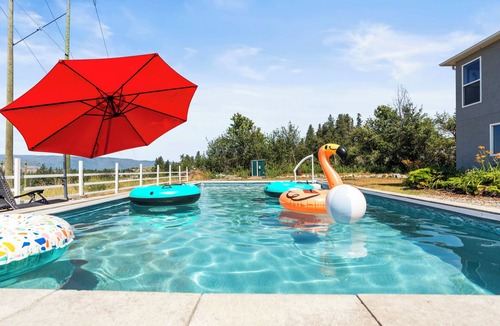 Vernon House | Spacious family home surrounded by mountains, orchards and walking trails.