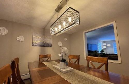 Windsor House | Spacious Family Lake & Ski House