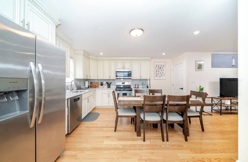 Quincy House | Spacious Greater Boston 3BR Townhouse Near I-93 Parking Pet-Friendly - 41