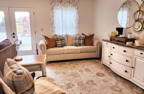 Blackhawk House | Spacious Home with Hot tub and Fire Pit Table-5 minutes from Rapid City