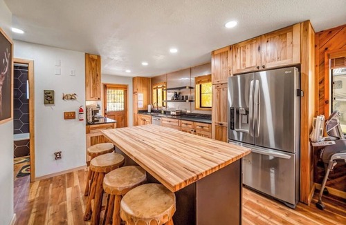 South Fork House | Spacious home with hot tub, gas grill, fireplace, & washer/dryer