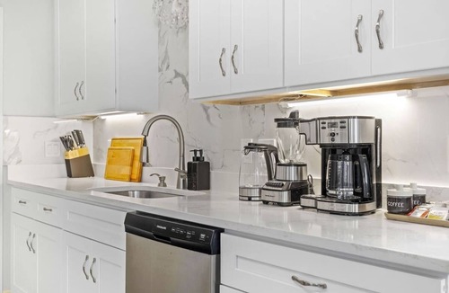 East Somerville House | Spacious House for Group Trip w FREE 4 parking
