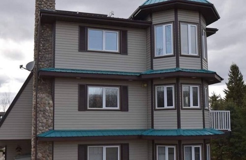 Village of Vilna Ski Chalet | Spacious Lake Front Chalet on Golf Resort- 3 minutes from Iron Horse Trail!