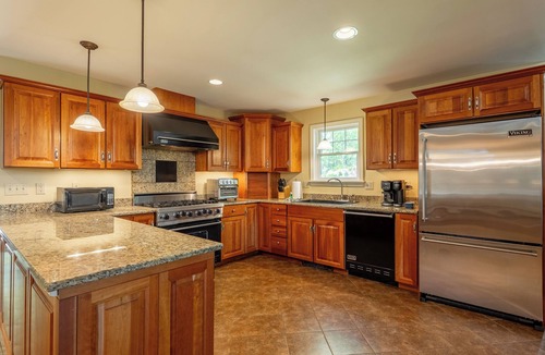 Raymond House | Spacious Lakehouse +Private Dock+Firepit+Kayaks