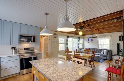Lakeside Cottage | Spacious Lakeside Cottage - 2 Miles to Marblehead!
