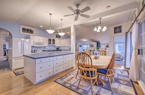Lincolnville Apartment | Spacious Lincolnville Penthouse - Walk to Beach!