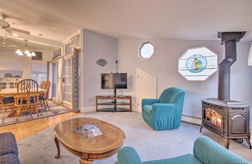 Lincolnville Apartment | Spacious Lincolnville Penthouse - Walk to Beach!