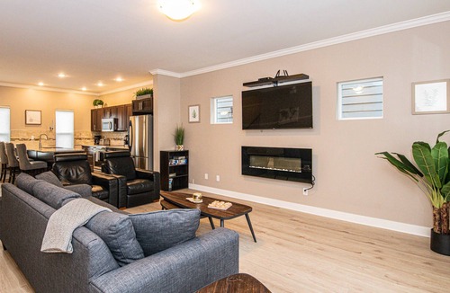 Langford House | Spacious Modern Bright 4 BR Home! 20 MIN to DT Victoria.
