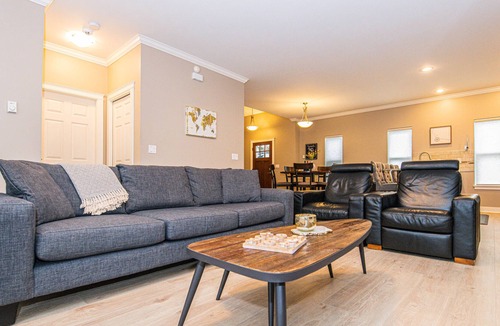 Langford House | Spacious Modern Bright 4 BR Home! 20 MIN to DT Victoria.
