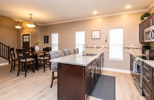 Langford House | Spacious Modern Bright 4 BR Home! 20 MIN to DT Victoria.