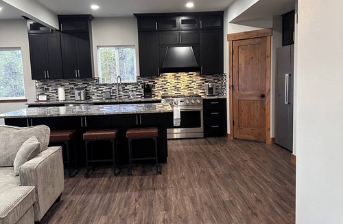 Twin Lakes House | Spacious Modern Mountain Retreat - Private Escape, BBQ & Pool Table