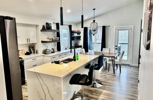 Hinton House | Spacious Mountain Retreat Near Jasper - Custom Luxury Home With Stunning Views