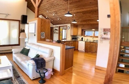 Pleasant Point House | Spacious Multi-Level Contemporary Home (1677)