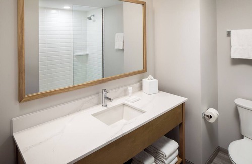 Orono Hotel | Spacious Queen Stay Near Orono Campus! Gym Access & Free Parking! Pets Welcome!