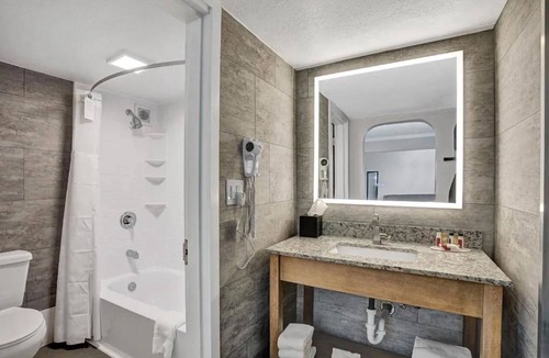 Downtown Hollywood Hotel | Spacious Room, Weekend Escape! Steps away from Hollywood Boardwalk + Breakfast!