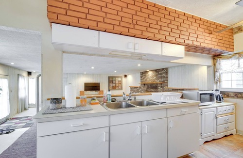 Bedford Apartment | Spacious Studio - 5 Mi to MGM Northfield Park!
