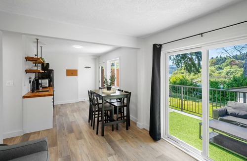 Lake Cowichan Hotel | Spacious Suite at Riverside Boutique Motel - Steel