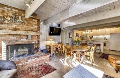Aspen Condo | Spacious Topfloor 3 BDR, Steps to Ajax Gondola