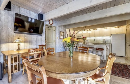 Aspen Condo | Spacious Topfloor 3 BDR, Steps to Ajax Gondola