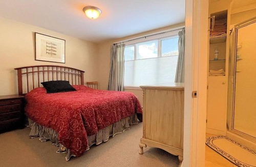 Bromley Mountain House | Spacious Townhouse alongside Bromley's Lord's Prayer Slope