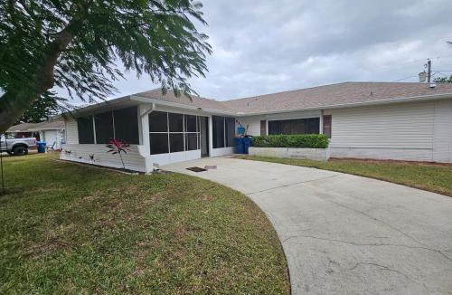 Interchange Square Apartment | Spacious & well maintained house in sunny Palm Bay