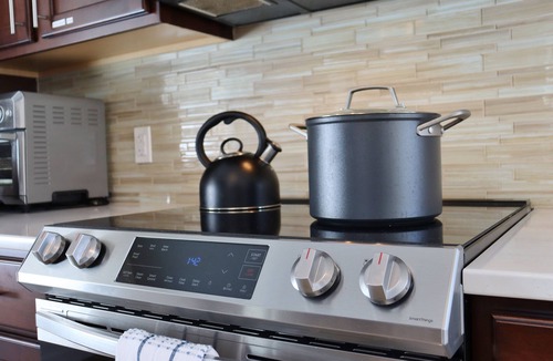 Thornton House | Spacious Yard & Deck - Hot Tub - 120” Projector - 12mins-Waterville Valley