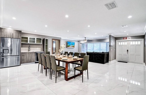 South Lake Villa | Spectacular 5BR/5BA Villa in Hollywood Lakes