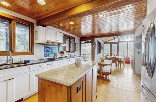 Hubbardton House | Spectacular dog-friendly lakefront house with washer/dryer & fast WiFi