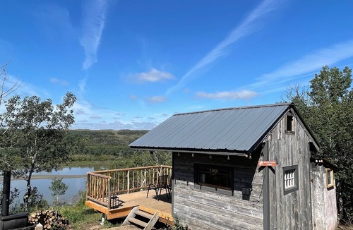 Hepburn Cabin | Spectacular Rustic & Cozy Cabin, (built for 2) running water, toilet and shower!