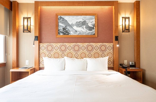 Banff Hotel | Split Room w/King & Queen in Banff