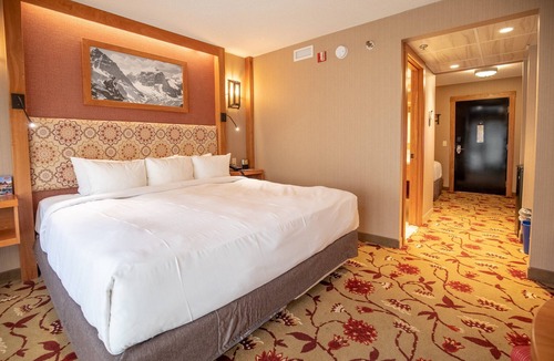 Banff Hotel | Split Room w/King & Queen in Banff