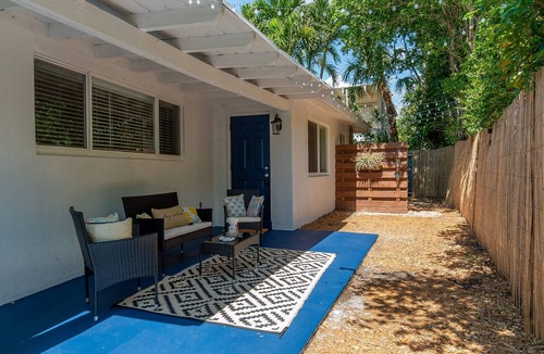 Palm Beach Shores Cottage | Spring Deals! Seaglass Cottage quick walk to the Beach, Shops & Cafes, Dog Yes!, Free Parking