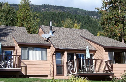 Anglemont House | St. Ives Resort on Shuswap Lake - 3 bdrm w/loft, lakefront, pet friendly, dock+