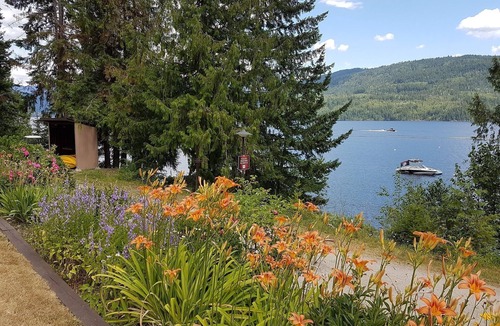 Anglemont House | St. Ives Resort on Shuswap Lake - 3 bdrm w/loft, lakefront, pet friendly, dock+