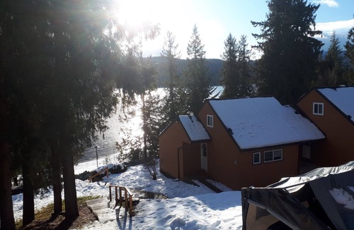 Anglemont House | St. Ives Resort on Shuswap Lake - 3 bdrm w/loft, lakefront, pet friendly, dock+