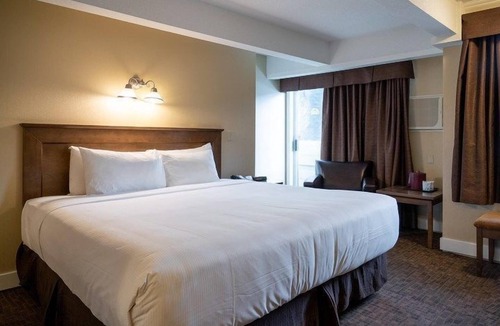 Banff Hotel | Standard King Room in Banff with Air-Conditioning