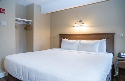 Banff Hotel | Standard King Room in Banff with Air-Conditioning
