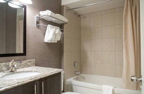 Banff Hotel | Standard King Room in Banff with Air-Conditioning