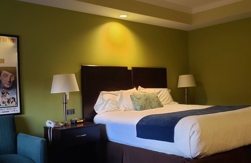 Malletts Bay Hotel | Starlight Inn