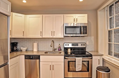 Boston Apartment | Stately on Cedar - Luxe 2-bedroom Beacon Hill apartment with AC, WiFi near MGH