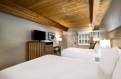Glenwood Springs Hotel | Stay Close to Glenwood Springs’ Hot Springs, Gondola | Free Breakfast | Pool