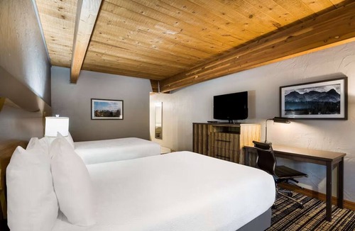 Glenwood Springs Hotel | Stay Close to Glenwood Springs’ Hot Springs, Gondola | Free Breakfast | Pool