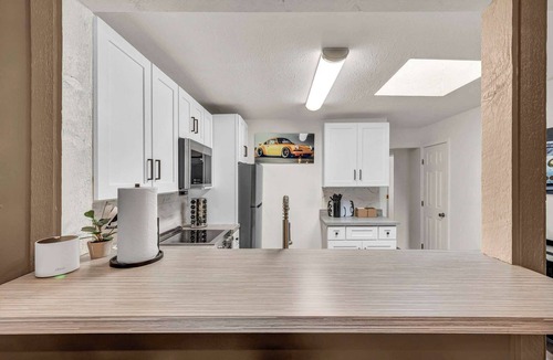 Cuyahoga Falls Apartment | Steps from Spa - Sleeps 4 - Near CVNP