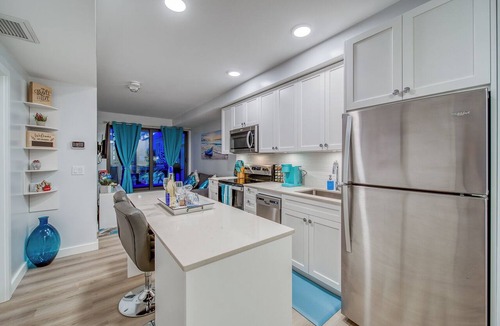 Crescent Heights Apartment | Steps to Downtown Oasis 2BR 3 beds Sleeps 6 Underground Free Parking