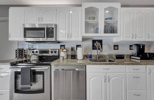 Hollywood Apartment | Steps to Hardrock! Managed by BNR Vacation Rentals